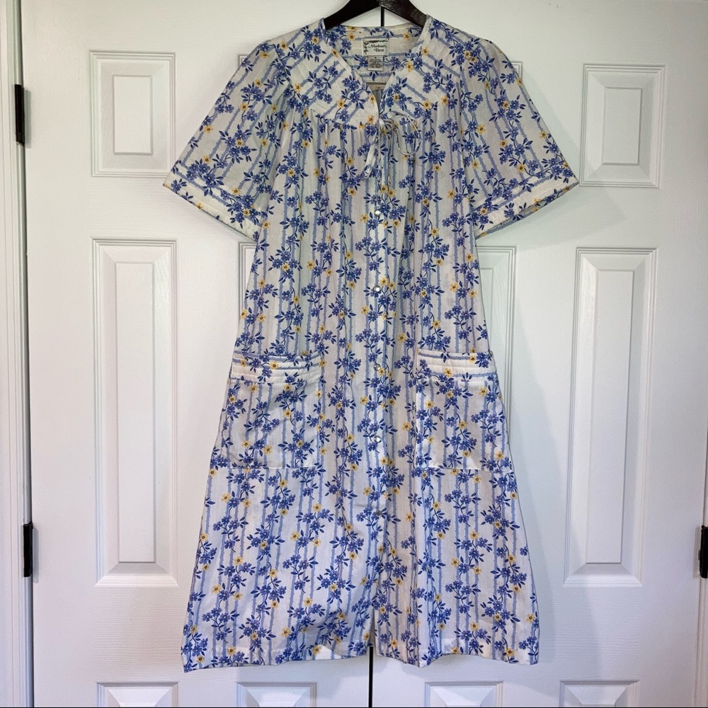 Vintage Madison’s Best White Floral Housecoat Granny Coat Long Medium Robe